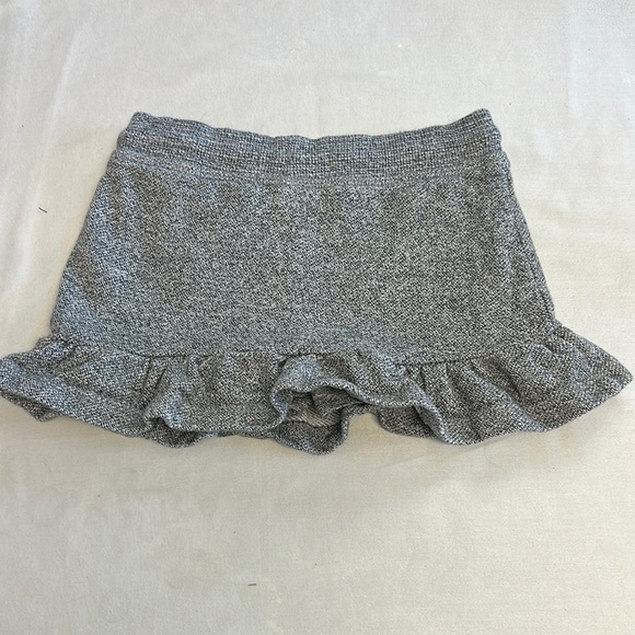 Canadiana - Stylish Gray Skirt/skort with Red Maple leaf Detail - Picture 3 of 5